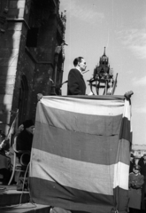 Hungary, Budapest V., Kossuth Lajos tér, március 15-i ünnepség. A szónoki emelvényen Rajk László belügyminiszter, háttérben a Parlament., 1947, Berkó Pál, microphone, Budapest, Fortepan #78904