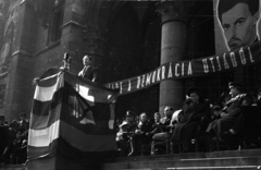 Hungary, Budapest V., Kossuth Lajos tér, március 15-i ünnepség, díszvendégek a Parlament előtt., 1947, Berkó Pál, celebrity, uniform, political decoration, microphone, arm chair, Petőfi-portrayal, Budapest, Fortepan #78906