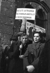 Magyarország, Budapest V., Kossuth Lajos tér, március 15-i ünnepség résztvevői a Parlament előtt., 1947, Berkó Pál, felirat, kötél, Budapest, Fortepan #78908