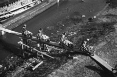 Magyarország, Budapest XX.,Budapest XXI., partépítés a Csepel-szigeten a Ráckevei (Soroksári)-Dunánál a Gubacsi hídról nézve., 1948, Berkó Pál, Budapest, palló, talicska, kubikos, Fortepan #78914