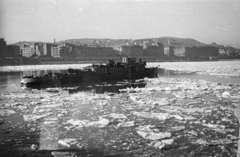 Hungary, Budapest V., a Bem (Mónus Illés) rakpart házsora a Vitéz utca és a Margit híd között a Kossuth híd pesti hídfője felől nézve., 1946, Berkó Pál, ship, ice field;ice float, Budapest, Fortepan #78941