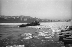 Hungary, Budapest V., a budai Duna-part és a lerombolt Margit híd a Kossuth híd pesti hídfője felől nézve., 1946, Berkó Pál, ship, ice field;ice float, Budapest, Fortepan #78944