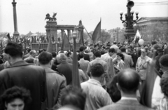 Magyarország, Városliget, Budapest XIV., Hősök tere a Városligeti-tó feletti hídról nézve. Balra a Millenniumi emlékmű, jobbra a Szépművészeti Múzeum. Május 1-i felvonulás., 1957, Berkó Pál, Budapest, hangosbeszélô, Fortepan #78947