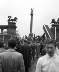 Magyarország, Városliget, Budapest XIV., Hősök tere a Városligeti-tó feletti hídról nézve. Május 1-i felvonulás., 1957, Berkó Pál, Budapest, Gábriel arkangyal-ábrázolás, Fortepan #78948