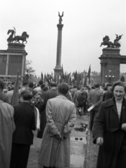 Magyarország, Városliget, Budapest XIV., Hősök tere a Városligeti-tó feletti hídról nézve. Május 1-i felvonulás., 1957, Berkó Pál, május 1, Budapest, Gábriel arkangyal-ábrázolás, Fortepan #78949