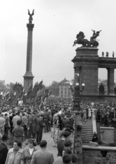 Magyarország, Városliget, Budapest XIV., Hősök tere a Városligeti-tó feletti hídról nézve. Május 1-i felvonulás., 1957, Berkó Pál, május 1, Budapest, Gábriel arkangyal-ábrázolás, Fortepan #78950