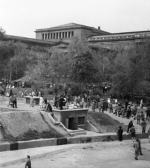 Magyarország, Városliget, Budapest XIV., Szépművészeti Múzeum a Városligeti-tó feletti hídról nézve. Május 1-i felvonulás., 1957, Berkó Pál, eklektikus építészet, Budapest, Schickedanz Albert-terv, neoklasszicizmus, Herzog Fülöp Ferenc-terv, Fortepan #78951