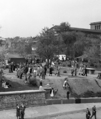 Magyarország, Városliget, Budapest XIV., Szépművészeti Múzeum a Városligeti-tó feletti hídról nézve. Május 1-i felvonulás., 1957, Berkó Pál, Budapest, sátor, Fortepan #78952