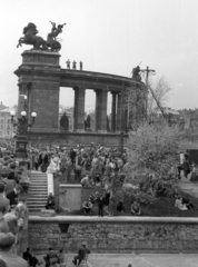 Magyarország, Városliget, Budapest XIV., Hősök tere a Városligeti-tó feletti hídról nézve. Május 1-i felvonulás., 1957, Berkó Pál, május 1, Budapest, Fortepan #78953