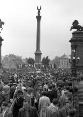 Magyarország, Városliget, Budapest XIV., Hősök tere a Városligeti-tó feletti hídról nézve. Május 1-i felvonulás., 1957, Berkó Pál, május 1, Budapest, Gábriel arkangyal-ábrázolás, Fortepan #78954