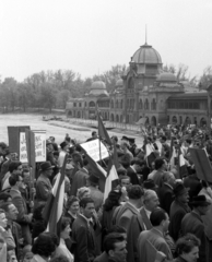 Magyarország, Városliget, Budapest XIV., a Műjégpálya épülete a Városligeti-tó hídjáról nézve. Május 1-i felvonulás., 1957, Berkó Pál, május 1, Budapest, Fortepan #78955