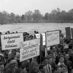 Magyarország, Városliget, Budapest XIV., a Városligeti-tó medre a hídról nézve. Május 1-i felvonulás., 1957, Berkó Pál, felirat, május 1, propaganda, Budapest, Fortepan #78956