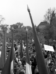 Magyarország, Városliget, Budapest XIV., a felvétel a Városligeti-tó feletti hídon készült, háttérben a Vajdahunyad vára. Május 1-i felvonulás., 1957, Berkó Pál, Budapest, felirat, transzparens, Fortepan #78957