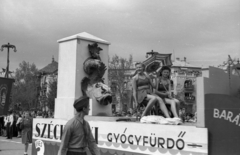 Magyarország, Budapest XIV., Hősök tere, május 1-i felvonulás., 1947, Berkó Pál, napernyő, fürdőzés, Budapest, pódiumautó, fürdés, Fortepan #78966