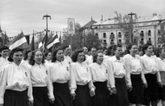 Magyarország, Budapest XIV., Hősök tere, május 1-i felvonulás., 1947, Berkó Pál, Budapest, éneklés, ünneplő ruha, nők, egyenruha, Fortepan #78968