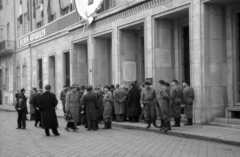 Magyarország, Budapest VIII., II. János Pál pápa (Köztársaság) tér. A Hruscsov vezette szovjet párt- és kormányküldöttségre várakozók. A felvétel 1958. április 4-én, a Köztársaság téri pártház védelmében elesettek emléktáblájának koszorúzásakor készült., 1958, Berkó Pál, munkásőr, filmkamera, Budapest, április 4, Fortepan #78976