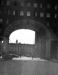 Magyarország, Budapest VII., Madách Imre út a Madách Imre tér felé nézve, a háttérben a Városháza tornya látszik., 1939, Berkó Pál, automobil, Madách-házak, átjáró, Budapest, Fortepan #78983