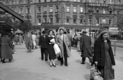 Hungary, Budapest VI., Oktogon az Abbázia kávéház elöl a Savoy kávéház felé nézve., 1946, Berkó Pál, hat, working woman, coffee house, lady, coat, trench coat, Nektár beer, Budapest, hands in pockets, pedestrian, neon sign, Fortepan #79005