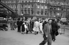 Hungary, Budapest VI., Oktogon az Abbázia kávéház elöl a Savoy kávéház felé nézve., 1946, Berkó Pál, coffee house, Budapest, gentleman, lady, pedestrian, trench coat, neon sign, neon sign, Fortepan #79006