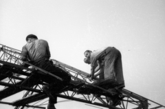 Magyarország, Budapest X., a Fehér út - Albertirsai köz - Fehér köz által határolt terület, könnyűszerkezetes csarnok szerelése., 1955, Berkó Pál, Budapest, szerelés, munkás, alulnézet, Fortepan #79009