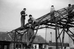 Magyarország, Budapest X., a Fehér út - Albertirsai köz - Fehér köz által határolt terület, könnyűszerkezetes csarnok szerelése., 1955, Berkó Pál, Budapest, szerelés, munkás, Fortepan #79015