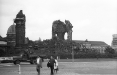 Németország, Drezda, Miasszonyunk-templom (Frauenkirche) romjai, háttérben balra a Képzőművészeti Főiskola kupolája, jobbra az Albertinum., 1975, Berkó Pál, NDK, rom, kupola, templom, Fortepan #79027