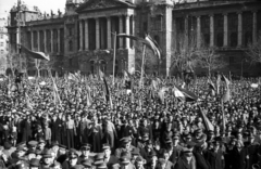 Magyarország, Budapest V., Kossuth Lajos tér, március 15-i ünnepség, háttérben az Igazságügyi Palota., 1947, Berkó Pál, Hauszmann Alajos-terv, eklektikus építészet, Budapest, tömeg, zászló, Fortepan #79038