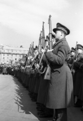 Magyarország, Budapest V., Kossuth Lajos tér, március 15-i ünnepség a Parlamentnél., 1947, Berkó Pál, rendőr, Mauser-márka, Budapest, puska, Fortepan #79043