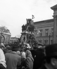 Magyarország, Budapest VIII., Múzeumkert, március 15-i ünnepség., 1947, Berkó Pál, Budapest, Arany János-ábrázolás, tömeg, bámészkodás, Fortepan #79049