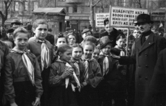 Magyarország, Budapest VIII., Múzeumkert, március 15-i ünnepség résztvevői., 1947, Berkó Pál, Budapest, úttörő, tömeg, transzparens, gyerekek, Fortepan #79050