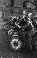 Magyarország, Budapest VIII., Múzeumkert, március 15-i ünnepség résztvevői., 1947, Berkó Pál, Budapest, kerékpár, fiatalság, kokárda, dekoráció, dísztárcsa, bőrkabát, Fortepan #79051