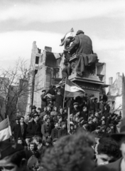 Magyarország, Budapest VIII., Múzeumkert, március 15-i ünnepség résztvevői Arany János szobránál., 1947, Berkó Pál, Budapest, tömeg, zászló, Fortepan #79055