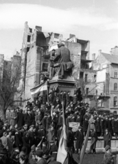 Magyarország, Budapest VIII., Múzeumkert, március 15-i ünnepség résztvevői Arany János szobránál., 1947, Berkó Pál, Budapest, tömeg, Fortepan #79056