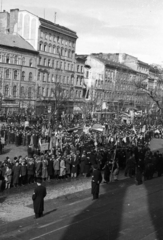 Magyarország, Budapest VIII., Múzeumkert, március 15-i ünnepség a Magyar Nemzeti Múzeum lépcsőjéről nézve., 1947, Berkó Pál, ünnepség, épületkár, Budapest, tömeg, Fortepan #79059