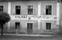 Magyarország, Kőszeg, a Schneller István utca 2-4. számú épület Táblaház (Schätzel Frigyes) utca felőli oldala, a Bálház., 1950, Berkó Pál, vendéglátás, felirat, Fortepan #79064