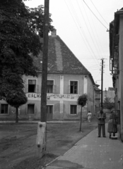 Magyarország, Kőszeg, Schneller István utca, balra a Táblaház (Schätzel Frigyes) utca sarkánál a Bálház., 1950, Berkó Pál, utcakép, villanyoszlop, Fortepan #79065