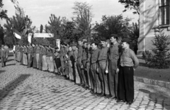 Hungary, Budapest VIII., II. János Pál pápa (Tisza Kálmán) tér 20., Budapest Székesfőváros Gázmüvei., 1946, Berkó Pál, gasworks, Budapest, soldier, flag, line-up, Fortepan #79071