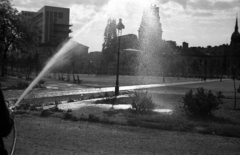 Hungary, Budapest VIII., II. János Pál pápa (Tisza Kálmán) tér a Dologház utca és a Kun utca felé nézve. Háttérben a Baleseti Intézet és az OTI székház tornya., 1946, Berkó Pál, hosing, Budapest, gas lamp, Fortepan #79073