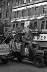 Magyarország, Budapest VIII., József körút a Népszínház utca torkolatától nézve. Május 1-i felvonulás., 1947, Berkó Pál, Rákosi Mátyás-ábrázolás, Budapest, teherautó, Fortepan #79078