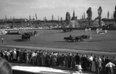 Magyarország, Budapest X., Albertirsai út, Mezőgazdasági kiállítás lovaspályája. Háttérben a kőbányai Szent László-templom., 1948, Berkó Pál, hintó, szekér, fogat, közönség, sportpálya, lovassport, Budapest, Fortepan #79110