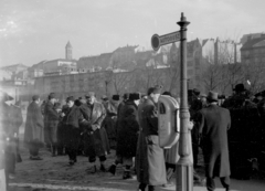 Magyarország, Budapest I., Vérmező, háttérben az Attila út házai és a Mária Magdolna-templom tornya., 1957, Berkó Pál, buszmegálló, bőrkabát, Budapest, Fortepan #79111