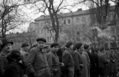 Magyarország, Budapest VIII., II. János Pál pápa (Köztársaság) tér, az MSZMP nagygyűlése a párt Budapesti Bizottságának székháza előtt, 1957. március 29-én., 1957, Berkó Pál, munkásőr, Budapest, Fortepan #79116