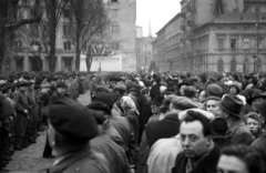 Magyarország, Budapest VIII., II. János Pál pápa (Köztársaság) tér, az MSZMP nagygyűlése a párt Budapesti Bizottságának székháza előtt, 1957. március 29-én., 1957, Berkó Pál, munkásőr, Budapest, Fortepan #79117