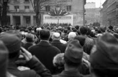 Magyarország, Budapest VIII., II. János Pál pápa (Köztársaság) tér, az MSZMP nagygyűlése a párt Budapesti Bizottságának székháza előtt, 1957. március 29-én., 1957, Berkó Pál, tisztelgés, Budapest, Fortepan #79119