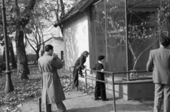 Magyarország, Városliget,Állatkert, Budapest XIV., 1955, Berkó Pál, Budapest, látogatók, madár, ketrec, kifutó, Fortepan #79161