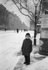 Magyarország, Budapest VIII., Rákóczi út, háttérben jobbra a Rókus kórház., 1955, Berkó Pál, tél, hó, buszmegálló, gyerek, Budapest, Fortepan #79164