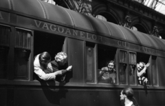 Magyarország, Budapest VIII., Keleti pályaudvar, Arlberg-Orient-Express. Balra az ablakban Bán Antal iparügyi miniszter és Kéthly Anna, a nemzetgyűlés alelnöke, akik szociáldemokrata konferenciára Zürichbe utaznak., 1947, Berkó Pál, ablak, pályaudvar, Budapest, ablakon kihajolni, Fortepan #79170