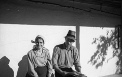 1946, Berkó Pál, gentleman, lady, farmhouse, newspaper, headscarf, straw hat, Fortepan #79182