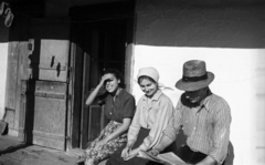 1946, Berkó Pál, gentleman, lady, farmhouse, reading, newspaper, porch, three people, Fortepan #79183