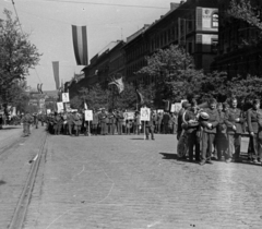 Hungary, Budapest VI., Teréz körút az Oktogon felől a Nyugati pályaudvar felé nézve, május 1-i ünnepség felvonulói., 1946, Berkó Pál, Budapest, mass, banner, military band, Fortepan #79188